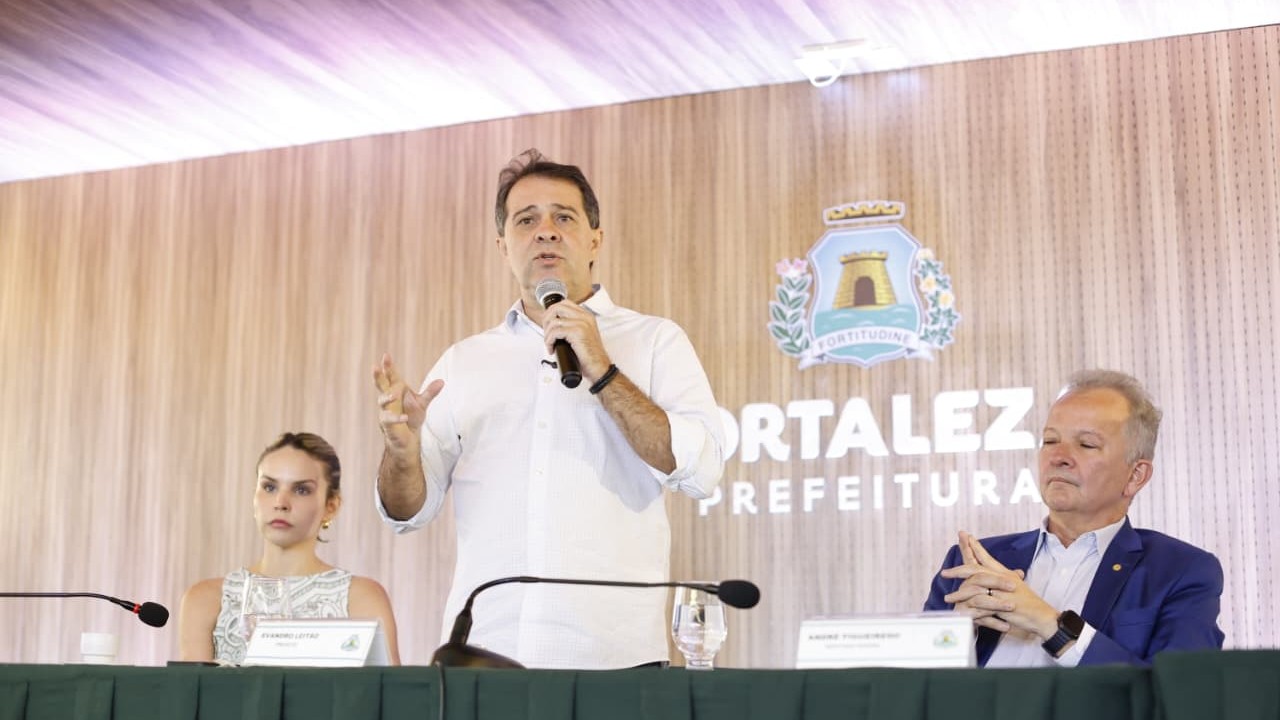 prefeito evandro leitão fala no auditório do paço municipal